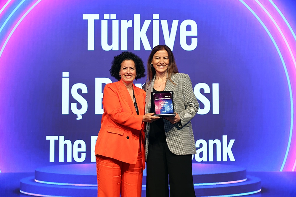 Türkiye İş Bankası receiving The Pioneer Bank award